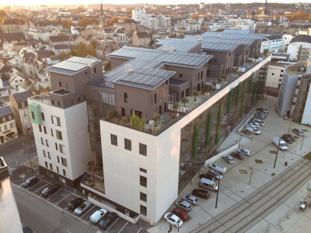photo aérienne immeuble avec panneau solaire